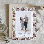 Pinecones Muster Foto Feiertagskarte<br><div class="desc">Gute Ferien! Senden Sie mit dieser rustikalen Urlaubsfotokarte Urlaubswünsche an Familie und Freunde. Es zeichnet sich durch das Aquarellmuster von Pineconen und Kiefernnadeln aus. Die Texte auf dieser Karte sind vollständig editierbar. Personalisieren Sie diese durch Hinzufügen von Namen,  Nachrichten und anderen Details.</div>