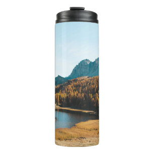 PINENBÄUME IN DER NÄHE DES SEES THERMOSBECHER