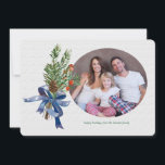 Pines Berries and Bow Holiday Foto Card Feiertagskarte<br><div class="desc">Eine nicht sektiererische Urlaubsfotokarte mit Ihrem Lieblings-Foto und einem Strauß aus Kiefern, Beeren und Pinecon, der mit einem blauen Bogen verbunden ist. (Foto von gpointstudio auf Freepik). (Bild von pikisuperstar auf Freepik). Die Karte lässt sich leicht mit Ihren Formulierungen, Schriftart und Schriftart anpassen. Nicht genau das, was Sie suchen? Alle...</div>
