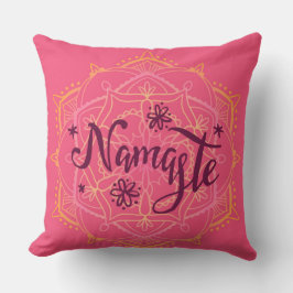 Ping Burgunde Namaste Dekorkissen Kissen