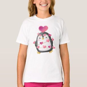 Pingouin mignon enveloppé dans un t-shirt d'amour