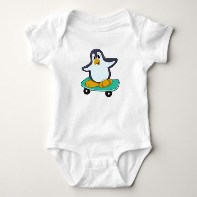 Pinguin als Skater auf Skateboard Baby Strampler (Vorderseite)