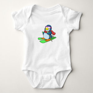 Pinguin als Skier mit Ski Scarf & Sonnenbrille Baby Strampler