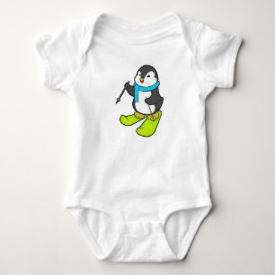 Pinguin als Skifahrer mit Ski Baby Strampler