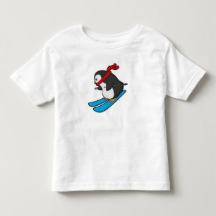 Pinguin als Skifahrer mit Ski Kleinkind T-shirt