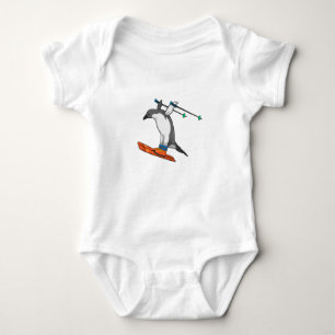 Pinguin als Skijumper mit Ski Baby Strampler