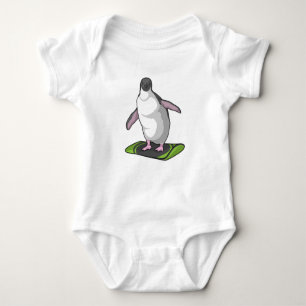 Pinguin als Snowboarder mit Snowboard Baby Strampler
