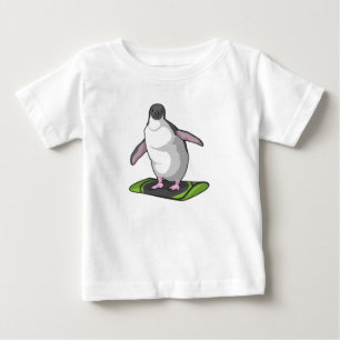 Pinguin als Snowboarder mit Snowboard Baby T-shirt