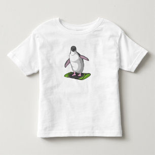 Pinguin als Snowboarder mit Snowboard Kleinkind T-shirt