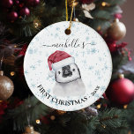 Pinguin Baby First Christmas Monogram Name Keramik Ornament<br><div class="desc">Dieses Design kann in dem Bereich personalisiert werden, der durch das Ändern des Fotos und/oder Textes zur Verfügung gestellt wird. Oder Sie können es anpassen, indem Sie den Mausklick auswählen, um weitere Optionen anzupassen, um die Farbe des Hintergrunds zu löschen oder zu ändern, Text hinzuzufügen, die Textfarbe oder den Stil...</div>