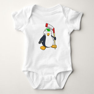 Pinguin beim Eishockey mit Eishockeyschläger Baby Strampler