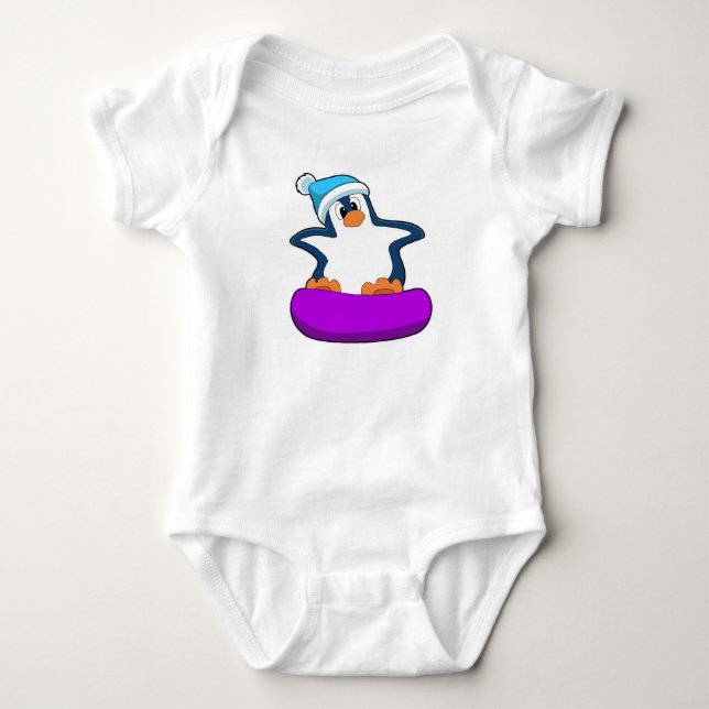 Pinguin beim Snowboarden mit Snowboard Baby Strampler (Vorderseite)