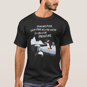 Pinguin drücken sich gegenseitig ins Wasser, um de T-Shirt