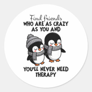 Pinguin findet Freunde, die genauso verrückt sind Runder Aufkleber