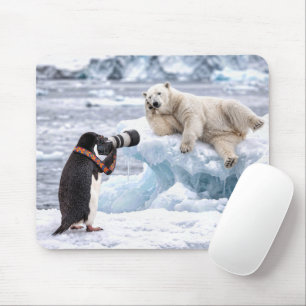 Pinguin fotografiert einen posierenden Eisbären Mousepad