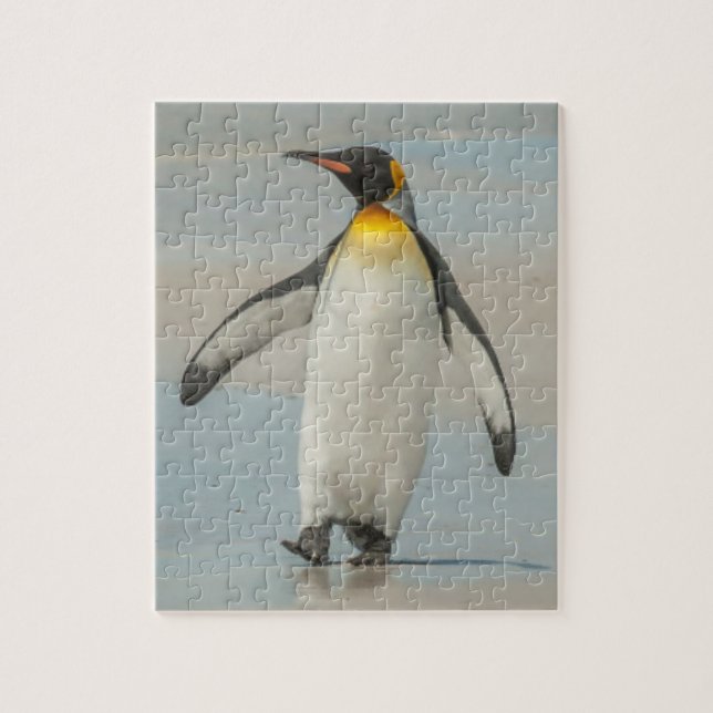 Pinguin geht am Strand (Vertikal)