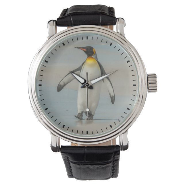 Pinguin geht am Strand Armbanduhr (Vorderseite)