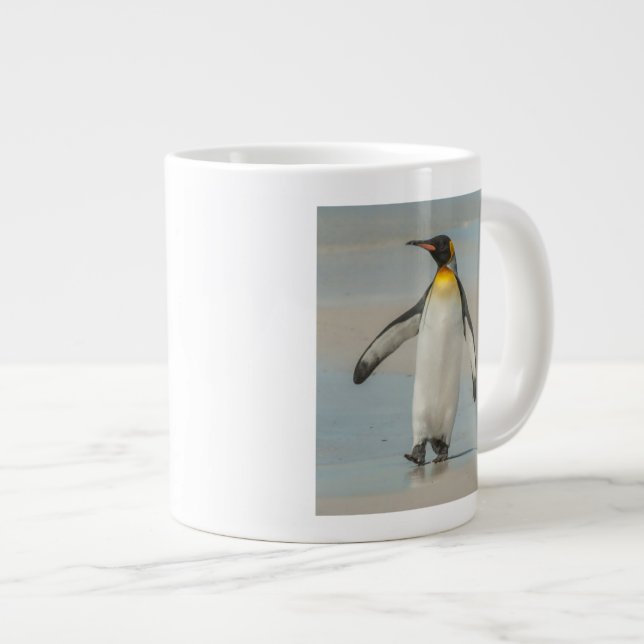 Pinguin geht am Strand Jumbo-Tasse (Vorderseite Rechts)