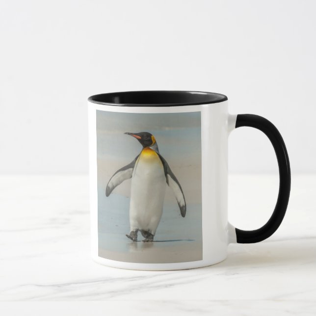 Pinguin geht am Strand Tasse (Rechts)