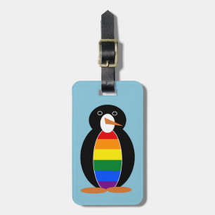 Pinguin gekleidet in der Regenbogenflagge des Gay Gepäckanhänger
