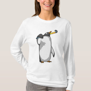 Pinguin im Hockey mit Hockeystick T-Shirt