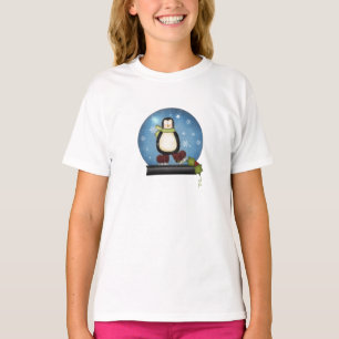 Pinguin in einer Snowglobe T-Shirt