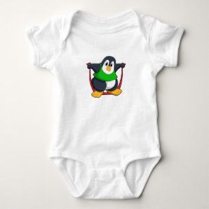 Pinguin in Fitness mit Skipping rope.PNG Baby Strampler