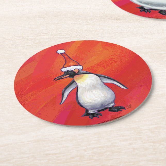 Pinguin in Weihnachtsmannmütze auf Rot Runder Pappuntersetzer (Angewinkelt)