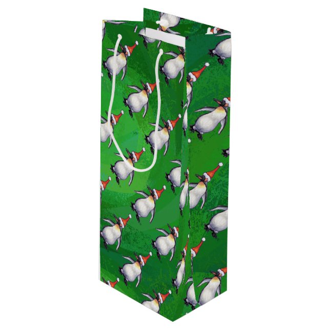 Pinguin in Weihnachtsmannmütze Pattern auf Grün Geschenktüte Für Weinflaschen (Vorderseite Schrägansicht)