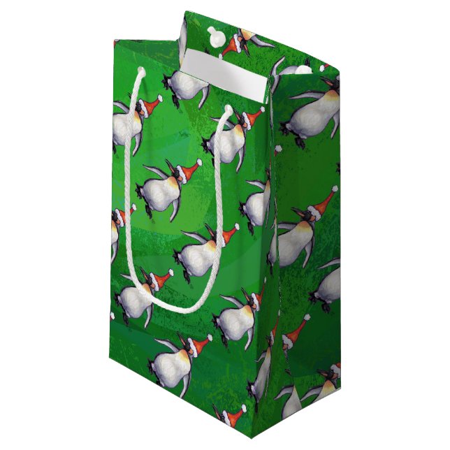 Pinguin in Weihnachtsmannmütze Pattern auf Grün Kleine Geschenktüte (Vorderseite Schrägansicht)