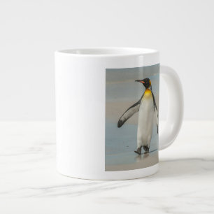 Pinguin läuft am Strand entlang Jumbo-Tasse
