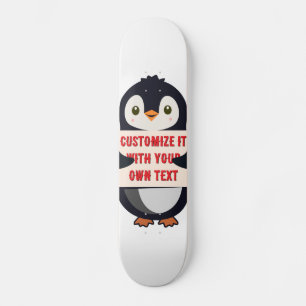 Pinguin-Maskottchen hält ein Schild für benutzerde Skateboard