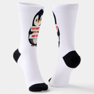 Pinguin-Maskottchen hält ein Schild für benutzerde Socken