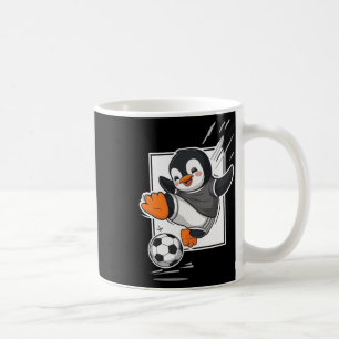 Pinguin spielt Fußball und tritt gegen Fußball an, Kaffeetasse