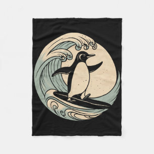 Pinguin surft auf Surfbrett Fleecedecke