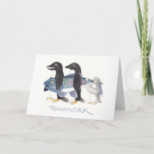 Pinguin Teamwork zeichnend auf Mitteilungskarten