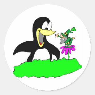 Pinguin und Leprechaun Runder Aufkleber
