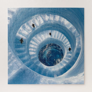 Pinguine auf einer spiralförmigen Eisbergtreppe