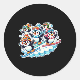 Pinguine beim Skifahren in Schneeausrüstung genieß Runder Aufkleber