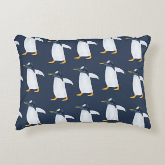 Pinguine: Kleine dunkle Wasserfarbe Dekokissen
