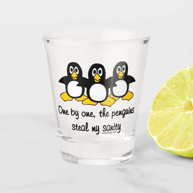 Pinguine stehlen meine Vernunft Schnapsglas (Vorderseite)