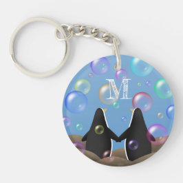 Pinguinfreunde schauen auf mit Monogramm Blasen Schlüsselanhänger