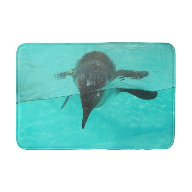Pinguintauchen in blauem Wasser auf einer Badematt Badematte (Vorderseite)