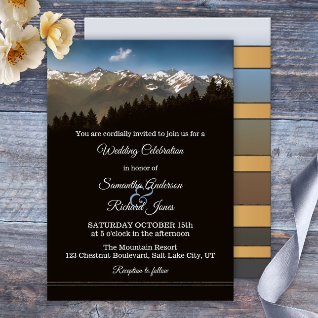 Pinienbäume, malerische Berge, Einladung zur Hochz (Elegant wedding invitation featuring a painting of pine trees with snow capped mountains)