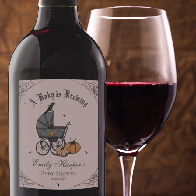 Pink A Baby ist eine Babydusche Weinetikett (Elegant Blush Pink Gothic Halloween Baby Shower A Baby is Brewing Wine Label. Vintage Baby Carriage)
