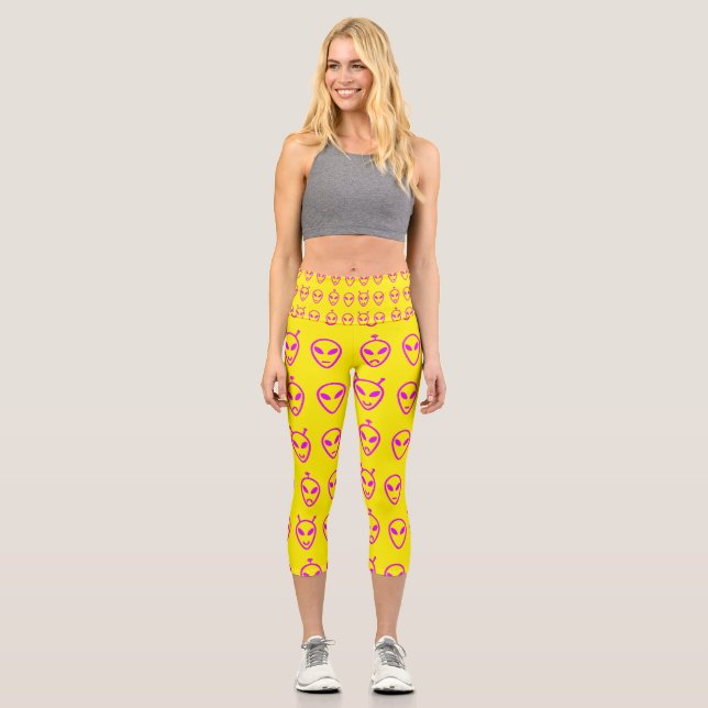 Pink Alien Faces Capri Leggings (Vorderseite)