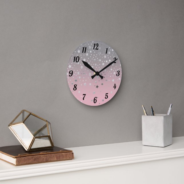 Pink And Gray Stars Stylish Modern Chic Runde Wanduhr (Büro)