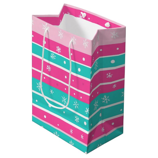 Pink and Mint Horizontal Striped Snowflake Mittlere Geschenktüte (Vorderseite Schrägansicht)