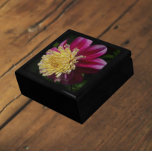 Pink Anemone Dahlia Bloom Floral Erinnerungskiste<br><div class="desc">In dieser hölzernen Geschenkboxen mit Keramik-Kachel,  die das Foto einer dunkelrosa Anemone Dahlia-Blüte mit blassgelben,  inneren Blütenblättern zeigt,  werden Schmuck,  Schmuck und andere kleine Keepsakes aufbewahrt. Ein atemberaubendes Blumendesign! Wählen Sie Ihre Geschenkboxen und Farbe.</div>