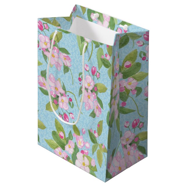 Pink Apple Blossom auf Sky Blue Blätter Mittlere Geschenktüte (Vorderseite Schrägansicht)